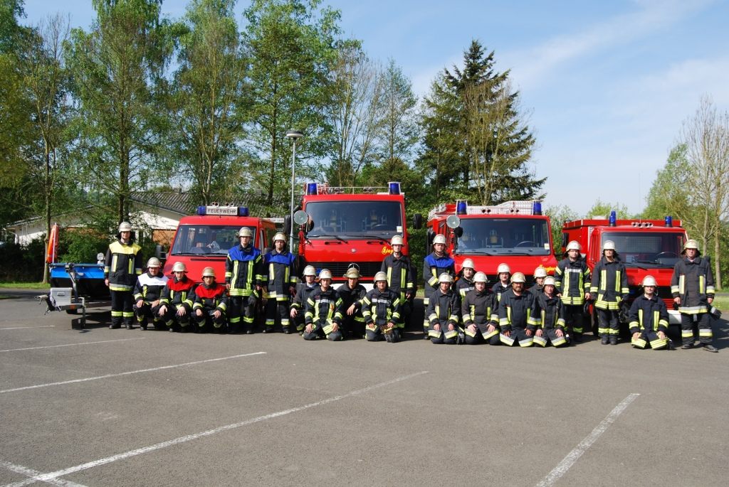 Die Einsatzabteilung der Feuerwehr Cölbe vor dem Feuerwehrhaus